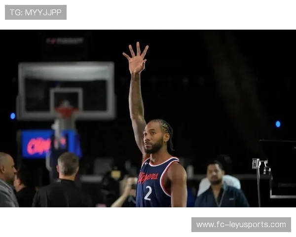 伦纳德压哨上篮稳稳命中,快船主场全场沸腾 伦纳德压哨上篮稳稳命中,快船主场全场沸腾